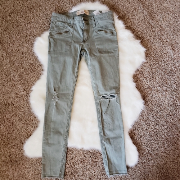 ⭐HP!⭐ Ripped Knee Hollister Jeans - Picture 4 of 8